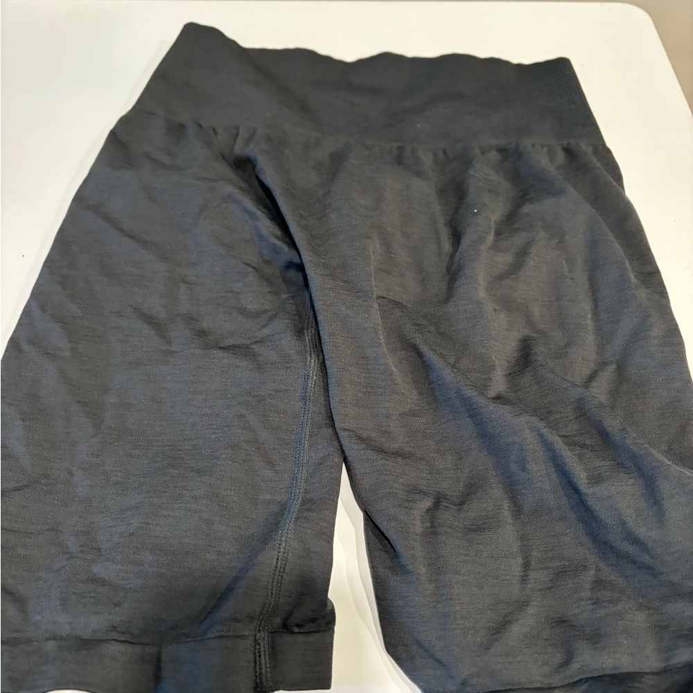 LAZULI LABEL SCRUNCH SHORTS